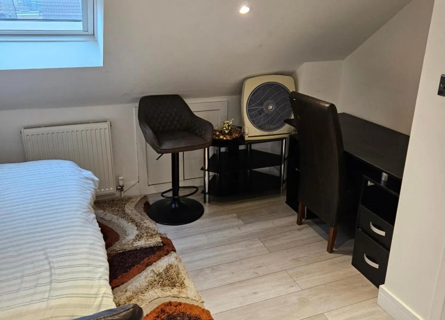 Riverview, Stylish Non Smoking Loft Ensuite 4 Rent Erith 0*,  United Kingdom